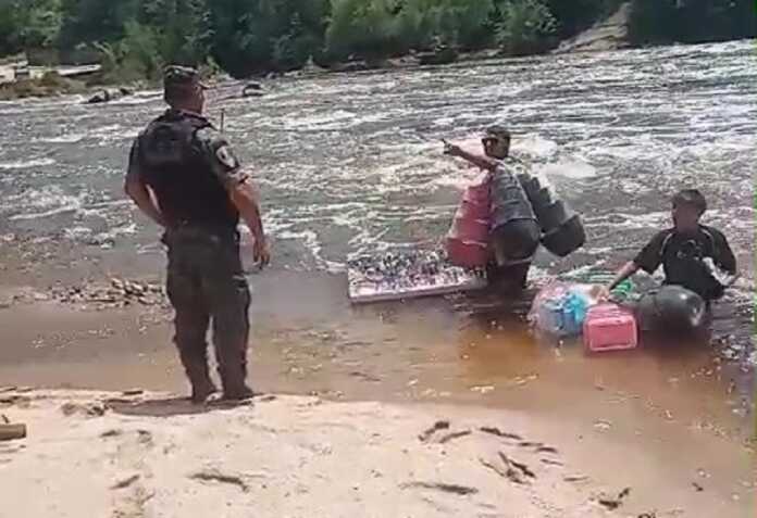 tension con un vendedor ambulante en playas de oro - frame at 0m4s