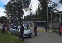 Una mujer se atrincheró en su auto frente a tribunales y desató un fuerte operativo policial