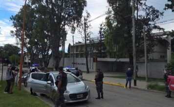 Carlos Paz: Una mujer se atrincheró en su auto frente a Tribunales y desató un fuerte operativo policial
