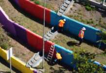 Realizaron una intervención artística en el puente de ingreso a Carlos Paz