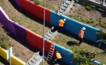 Realizaron una intervención artística en el puente de ingreso a Carlos Paz