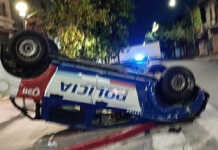 Córdoba: Volcó un patrullero tras una persecución de película y una mujer quedó detenida