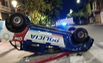 Córdoba: Volcó un patrullero tras una persecución de película y una mujer quedó detenida