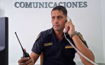 Carlos Paz: una mujer se ahogaba con comida y un policía le salvó la vida por teléfono