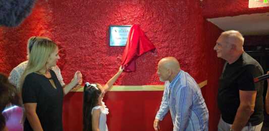 Emotivo homenaje: La sala del Teatro Zorba ya lleva el nombre de René Bertrand