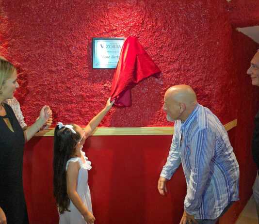 Emotivo homenaje: La sala del Teatro Zorba ya lleva el nombre de René Bertrand