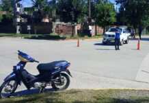 Una motociclista sufrió heridas graves al ser embestida por una camioneta