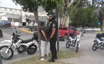 Riña callejera: Se trenzaron a golpes en el Centro y los detuvieron