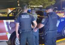 Estaba a punto de robarse una Hilux en pleno centro de Carlos Paz: el dueño regresó y lo descubrió