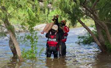 Arriesgado rescate: ocho personas quedaron aisladas por la creciente en Villa de Soto