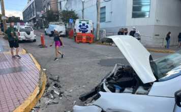 Chocaron un auto y una ambulancia en Carlos Paz: un mujer terminó hospitalizada