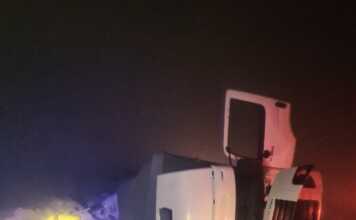 La niebla complicó el tránsito y un camión volcó en el Camino de las Altas Cumbres