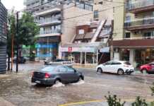 Postales de la ciudad tras la lluvia: calles de que inundan y trámites que se cierran