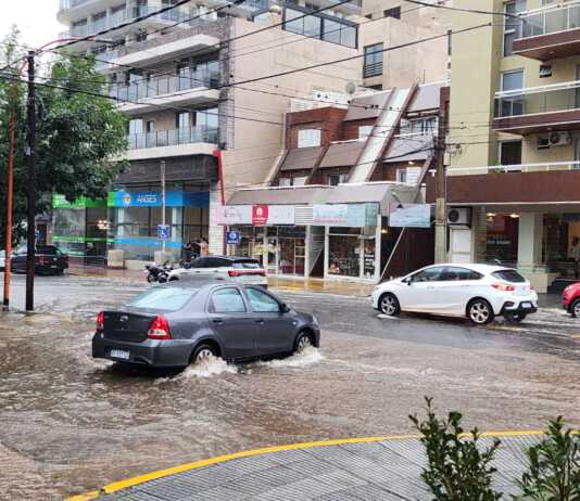 Postales de la ciudad tras la lluvia: calles que se inundan y reclamos que se cierran