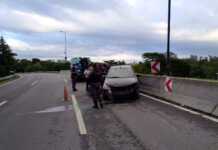 Perdió el control e impactó su auto contra el muro de contención del ingreso a Carlos Paz