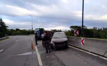 Perdió el control e impactó su auto contra el muro de contención del ingreso a Carlos Paz