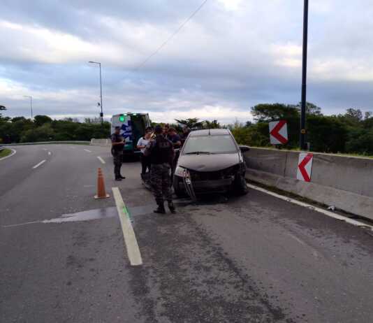 Perdió el control e impactó su auto contra el muro de contención del ingreso a Carlos Paz