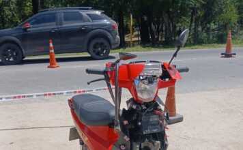 Dos heridos tras un fuerte choque entre un auto y una moto en San Antonio