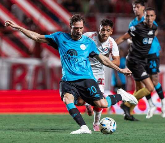 El Pirata y el Bicho, mano a mano en La Paternal: mirá el resumen del partido