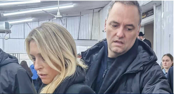 Manuel Adorni con su esposa