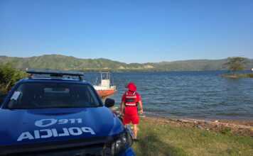Tragedia en el lago: Un hombre murió tras el vuelco de una lancha en el San Roque