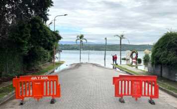 Carlos Paz: las aguas bajan tras el desborde del lago, pero aún hay cortes en la Costanera