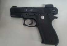 Carlos Paz: Se trenzó con un ladrón armado en el patio de su casa y lo retuvo hasta que llegó la Policía