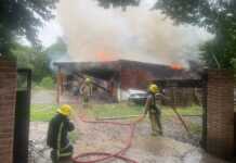 Video: Un rayo desató un feroz incendio en una cabaña en Cosquín