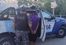 Tensión en una casa de Carlos Paz: Irrumpió con dos cuchillos y vecinos lograron retenerlo hasta que llegó la Policía