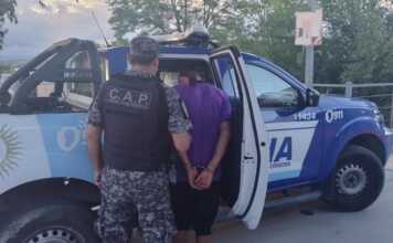 Tensión en una casa de Carlos Paz: Irrumpió con dos cuchillos y vecinos lograron retenerlo hasta que llegó la Policía