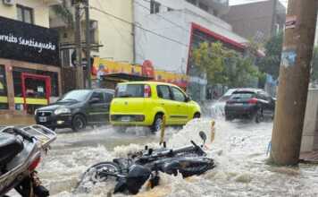 Calles anegadas en Carlos Paz: cayeron más de 30 milímetros en menos de dos horas (Fotos)