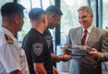 Llaryora les dio un ascenso extraordinario a los policías que encontraron a la niña en Cosquín