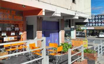 Entró armado a una fábrica de sándwiches en Carlos Paz y escapó con dinero, celulares y mercadería