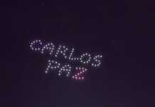 Una multitud en un centro repleto para presenciar el show de drones