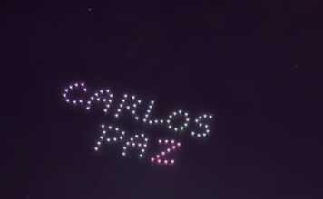 Una multitud en un centro repleto para presenciar el show de drones