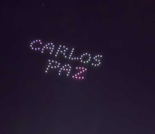 Una multitud en un centro repleto para presenciar el show de drones