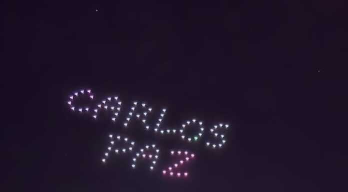 Una multitud en un centro repleto para presenciar el show de drones