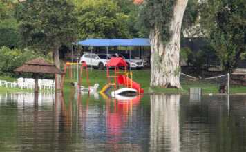 El lago subió y se nota: El agua inundó algunos puntos de la Costanera