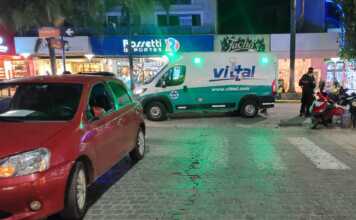 Una motociclista herida tras chocar contra un automóvil en el centro de Carlos Paz