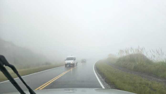 niebla en el camino de las altas cumbres