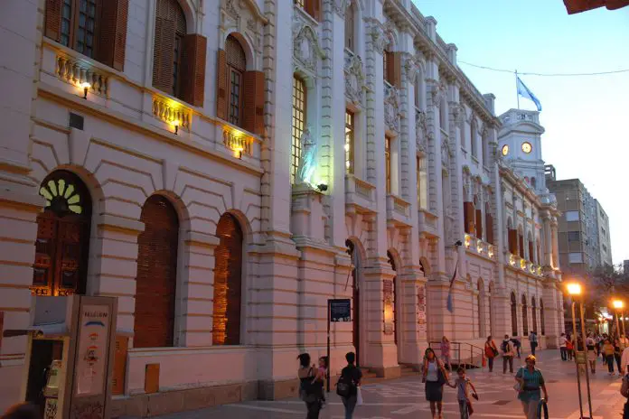 legislatura-fachada-rivera-indarte-noche