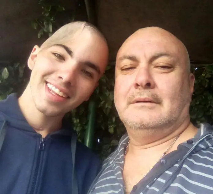 Lorenzo con su papá, previa a la operación
