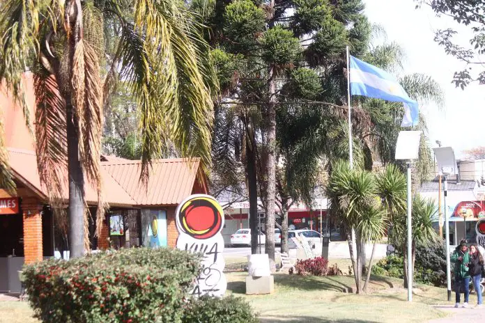 La secretaría de turismo muestra una bella bandera