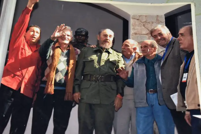 Ariel Vidosa en la casa del Che flanqueado por Chávez y Fidel