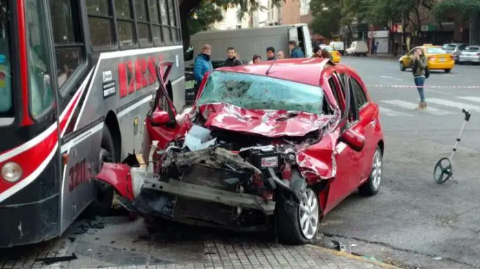 El Nissan March en que viajaba la joven quedó destruido.