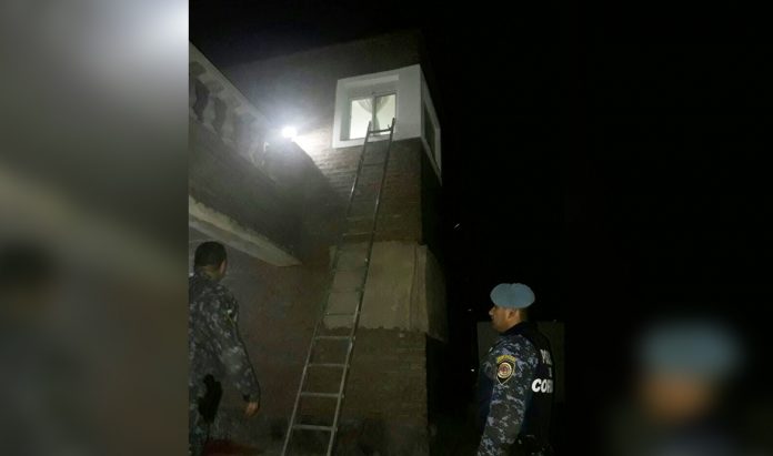 La policía logró detener un robo en proceso