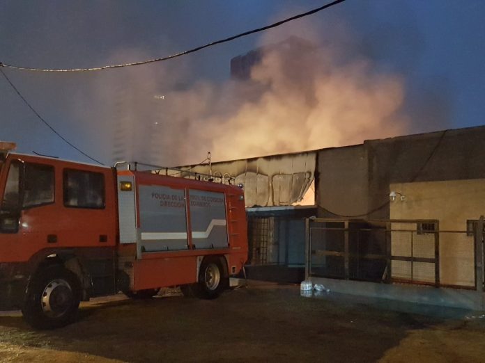 El incendio devoró gran parte de la fábrica- Foto: @leoguevara