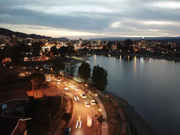 El lago y la costanera e pleno en un atardecer fantástico