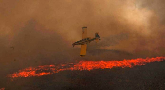 El incendio es combatido por bomberos y aviones hidrantes