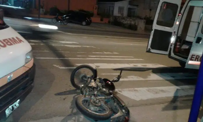 La moto quedó tendida sobre la carpeta asfáltica